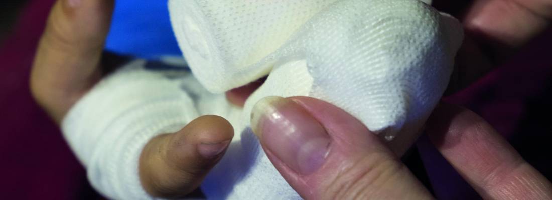 der Finger eines Kindes wird verbunden