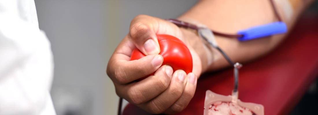 Arm einer Person bei der Blutspende