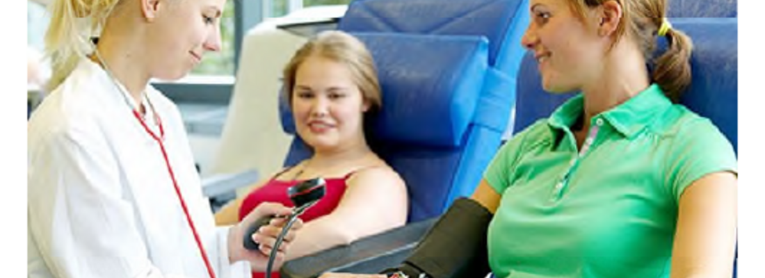 Eine Arztin und 2 Patienten, bei der Blutabnahme