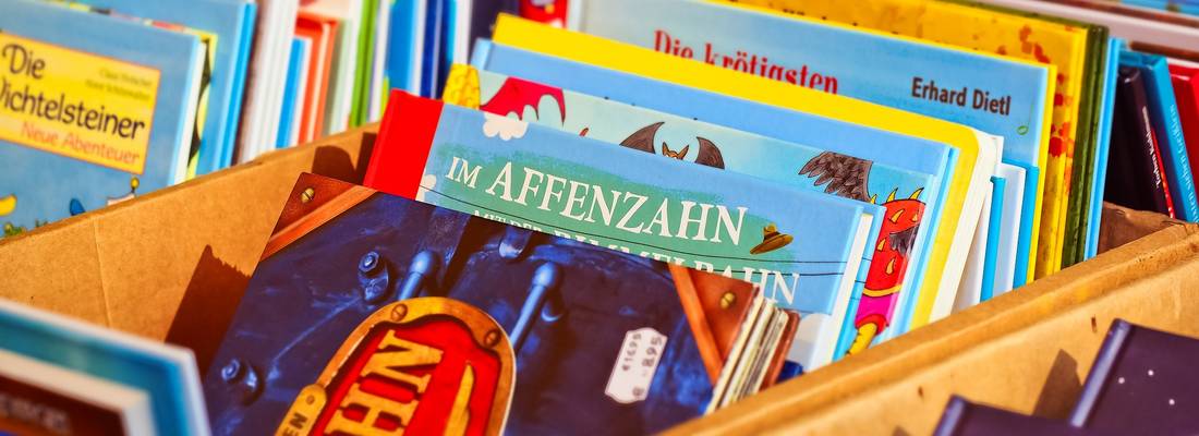 Auswahl an Bilderbüchern in einer Bücherkiste