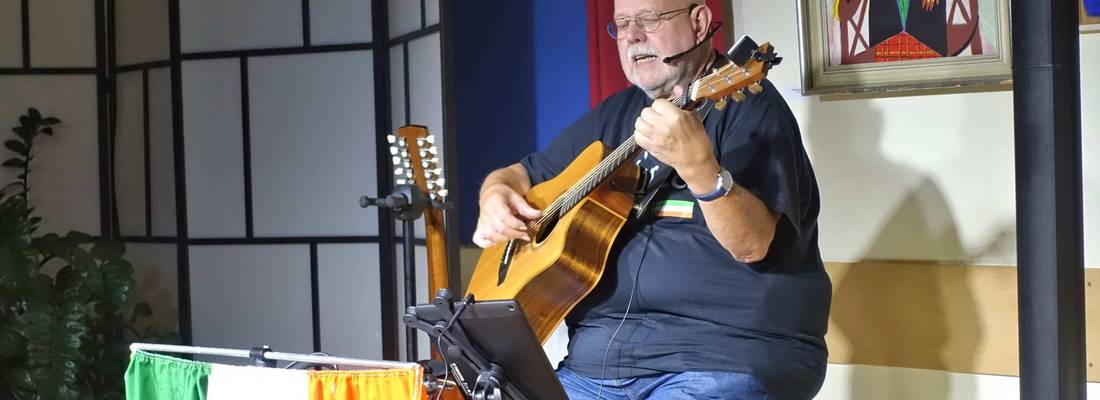 Mann mit einer Gitarre