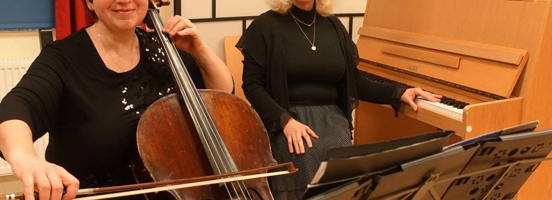 Zwei Frauen sitzen an Ihren Instrumenten