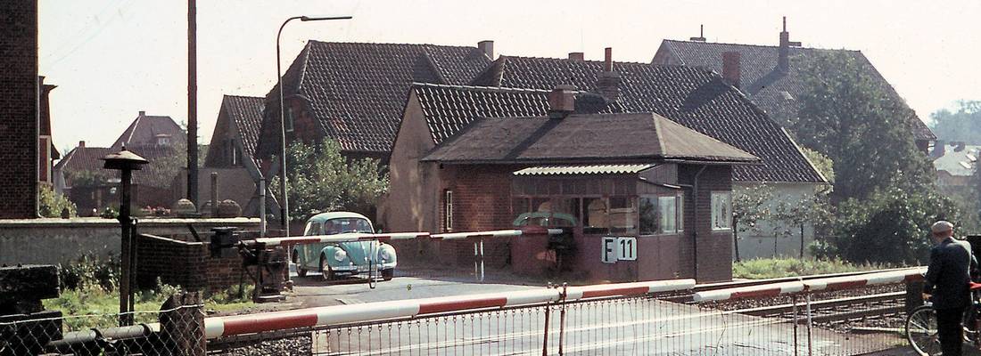 Foto des Bahnübergangs Zentralstraße in Laatzen im Jahr 1972