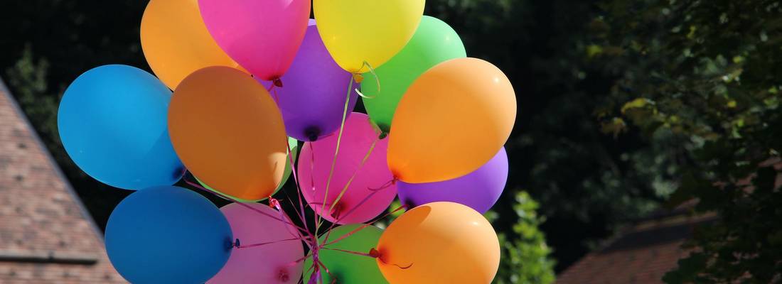 Bunte Luftballons zusammengebunden