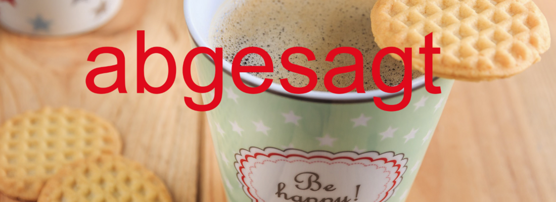 Kaffeebecher mit Keks und dem Schriftzug "Abgesagt"