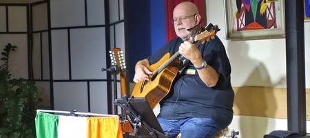 Mann mit einer Gitarre