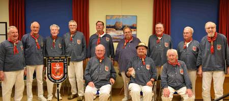 Die Mitglieder des Shanty-Chors in traditioneller Kleidung