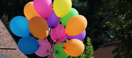 Bunte Luftballons zusammengebunden
