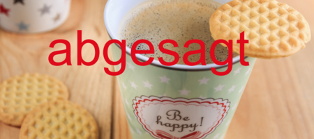 Kaffeebecher mit Keks und dem Schriftzug "Abgesagt"