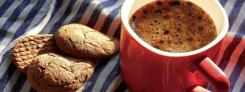 Kaffeebecher und Kekse